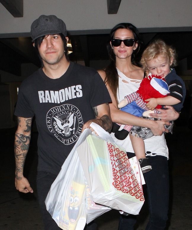 Ashlee Simpson, white tank top, sunglasses, black jeans, Pete Wentz, black jeans, black tshirt, gray hat, Bronx